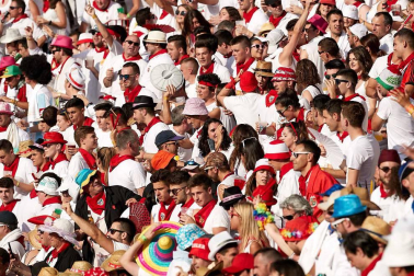 Público asistente a la Plaza de Toros de Pamplona durante la cuarta corrida de la Feria del Toro 2018.
