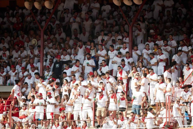 Público asistente a la Plaza de Toros de Pamplona durante la cuarta corrida de la Feria del Toro 2018.