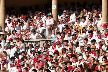 Público asistente a la Plaza de Toros de Pamplona durante la cuarta corrida de la Feria del Toro 2018.
