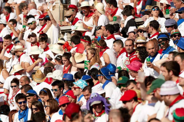 Público asistente a la Plaza de Toros de Pamplona durante la cuarta corrida de la Feria del Toro 2018.