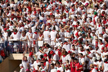Público asistente a la Plaza de Toros de Pamplona durante la cuarta corrida de la Feria del Toro 2018.
