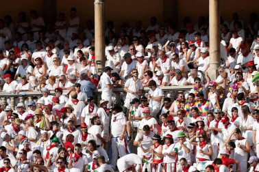 Público asistente a la Plaza de Toros de Pamplona durante la cuarta corrida de la Feria del Toro 2018.