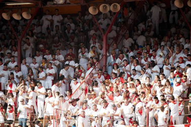 Público asistente a la Plaza de Toros de Pamplona durante la cuarta corrida de la Feria del Toro 2018.