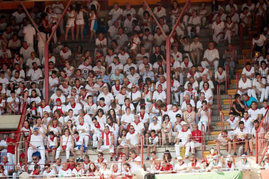 Público asistente a la Plaza de Toros de Pamplona durante la cuarta corrida de la Feria del Toro 2018.