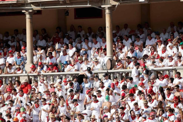Público asistente a la Plaza de Toros de Pamplona durante la cuarta corrida de la Feria del Toro 2018.