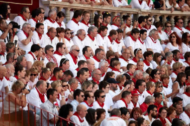 Público asistente a la Plaza de Toros de Pamplona durante la cuarta corrida de la Feria del Toro 2018.