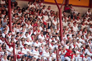 Público asistente a la Plaza de Toros de Pamplona durante la cuarta corrida de la Feria del Toro 2018.
