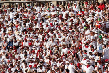 Público asistente a la Plaza de Toros de Pamplona durante la cuarta corrida de la Feria del Toro 2018.
