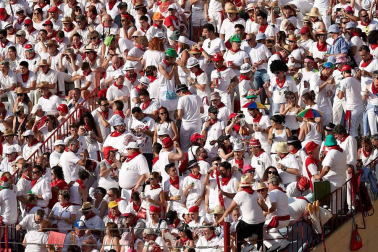 Público asistente a la Plaza de Toros de Pamplona durante la cuarta corrida de la Feria del Toro 2018.