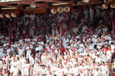 Público asistente a la Plaza de Toros de Pamplona durante la cuarta corrida de la Feria del Toro 2018.