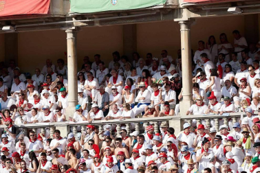 Público asistente a la Plaza de Toros de Pamplona durante la cuarta corrida de la Feria del Toro 2018.