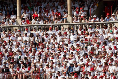 Público asistente a la Plaza de Toros de Pamplona durante la cuarta corrida de la Feria del Toro 2018.