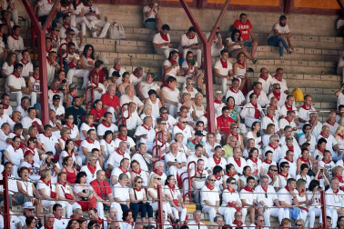 Público asistente a la Plaza de Toros de Pamplona durante la cuarta corrida de la Feria del Toro 2018.