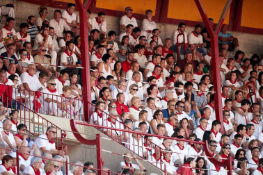Público asistente a la Plaza de Toros de Pamplona durante la cuarta corrida de la Feria del Toro 2018.