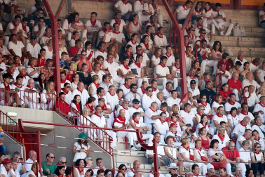 Público asistente a la Plaza de Toros de Pamplona durante la cuarta corrida de la Feria del Toro 2018.