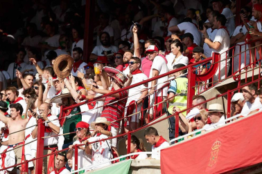 Público asistente a la Plaza de Toros de Pamplona durante la cuarta corrida de la Feria del Toro 2018.