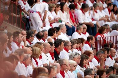 Público asistente a la Plaza de Toros de Pamplona durante la cuarta corrida de la Feria del Toro 2018.