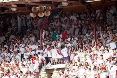 Público asistente a la Plaza de Toros de Pamplona durante la cuarta corrida de la Feria del Toro 2018.