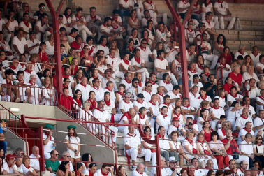 Público asistente a la Plaza de Toros de Pamplona durante la cuarta corrida de la Feria del Toro 2018.
