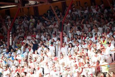 Público asistente a la Plaza de Toros de Pamplona durante la cuarta corrida de la Feria del Toro 2018.