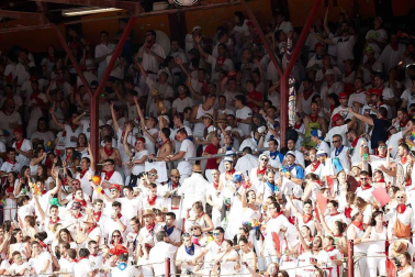Público asistente a la Plaza de Toros de Pamplona durante la cuarta corrida de la Feria del Toro 2018.