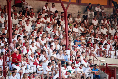 Público asistente a la Plaza de Toros de Pamplona durante la cuarta corrida de la Feria del Toro 2018.