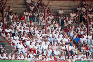 Público asistente a la Plaza de Toros de Pamplona durante la cuarta corrida de la Feria del Toro 2018.