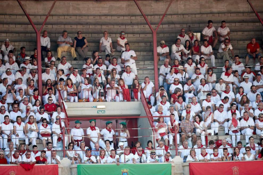 Público asistente a la Plaza de Toros de Pamplona durante la cuarta corrida de la Feria del Toro 2018.