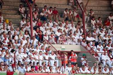 Público asistente a la Plaza de Toros de Pamplona durante la cuarta corrida de la Feria del Toro 2018.