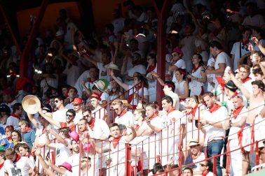 Público asistente a la Plaza de Toros de Pamplona durante la cuarta corrida de la Feria del Toro 2018.