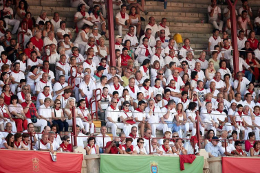 Público asistente a la Plaza de Toros de Pamplona durante la cuarta corrida de la Feria del Toro 2018.