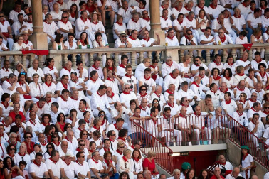 Público asistente a la Plaza de Toros de Pamplona durante la cuarta corrida de la Feria del Toro 2018.