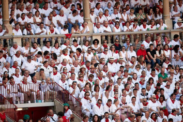 Público asistente a la Plaza de Toros de Pamplona durante la cuarta corrida de la Feria del Toro 2018.