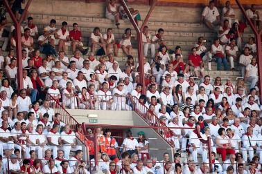 Público asistente a la Plaza de Toros de Pamplona durante la cuarta corrida de la Feria del Toro 2018.