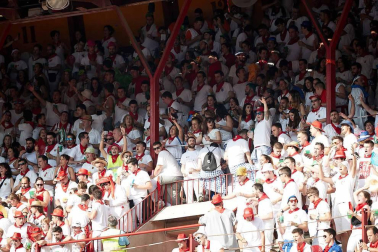 Público asistente a la Plaza de Toros de Pamplona durante la cuarta corrida de la Feria del Toro 2018.