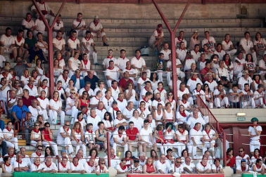 Público asistente a la Plaza de Toros de Pamplona durante la cuarta corrida de la Feria del Toro 2018.
