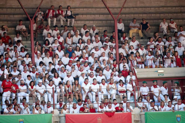 Público asistente a la Plaza de Toros de Pamplona durante la cuarta corrida de la Feria del Toro 2018.