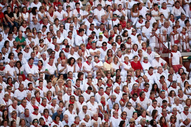 Público asistente a la Plaza de Toros de Pamplona durante la cuarta corrida de la Feria del Toro 2018.