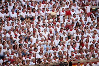 Público asistente a la Plaza de Toros de Pamplona durante la cuarta corrida de la Feria del Toro 2018.