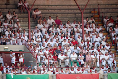 Público asistente a la Plaza de Toros de Pamplona durante la cuarta corrida de la Feria del Toro 2018.