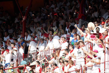 Público asistente a la Plaza de Toros de Pamplona durante la cuarta corrida de la Feria del Toro 2018.