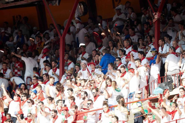 Público asistente a la Plaza de Toros de Pamplona durante la cuarta corrida de la Feria del Toro 2018.
