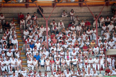 Público asistente a la Plaza de Toros de Pamplona durante la cuarta corrida de la Feria del Toro 2018.