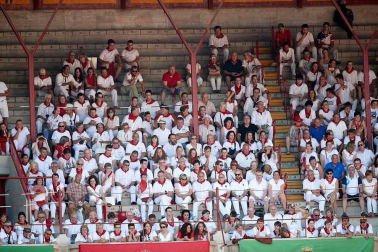 Público asistente a la Plaza de Toros de Pamplona durante la cuarta corrida de la Feria del Toro 2018.
