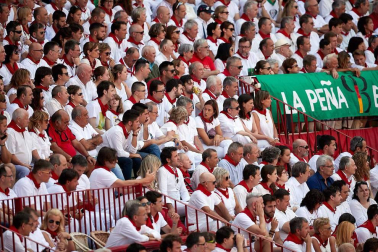Público asistente a la Plaza de Toros de Pamplona durante la cuarta corrida de la Feria del Toro 2018.