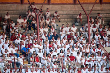 Público asistente a la Plaza de Toros de Pamplona durante la cuarta corrida de la Feria del Toro 2018.