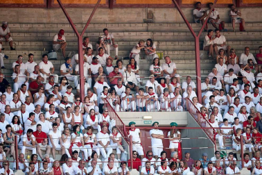 Público asistente a la Plaza de Toros de Pamplona durante la cuarta corrida de la Feria del Toro 2018.