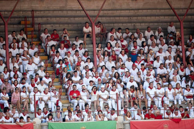 Público asistente a la Plaza de Toros de Pamplona durante la cuarta corrida de la Feria del Toro 2018.