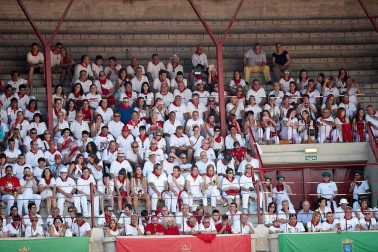 Público asistente a la Plaza de Toros de Pamplona durante la cuarta corrida de la Feria del Toro 2018.