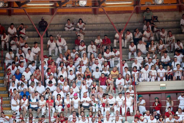 Público asistente a la Plaza de Toros de Pamplona durante la cuarta corrida de la Feria del Toro 2018.